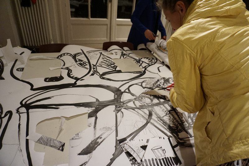 Eine große Tuschzeichnung wird zerschnitten