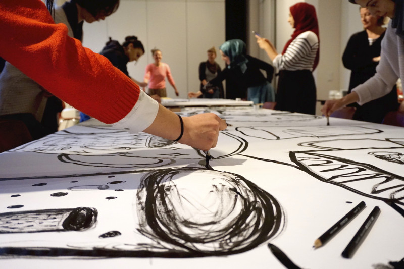 Hand malt mit Pinsel und schwarzer Tusche, eine große Tasse auf ein weißes Papier