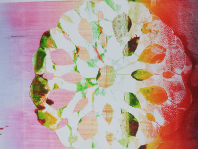 Ein Papierscherenschnitt eines Sterns liegt der auf einem Bunten Papier